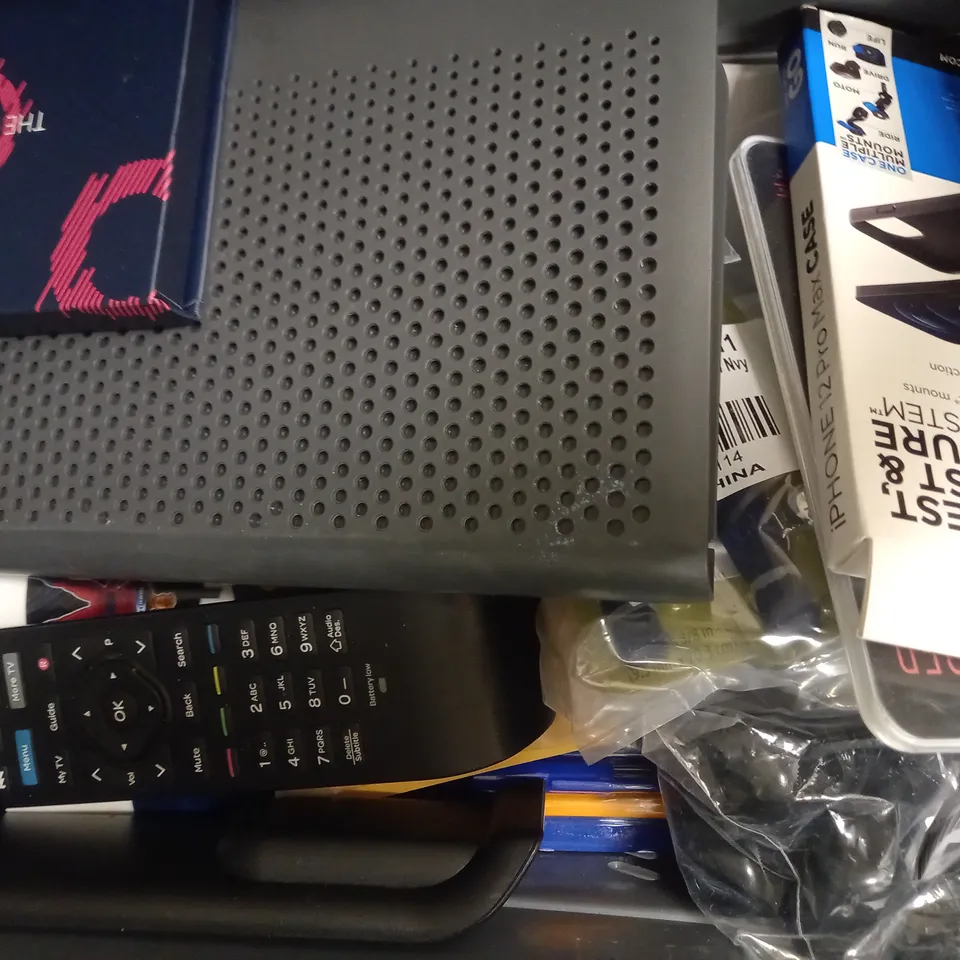 LOT OF APPROXIMATELY 10 ASSORTED ELECTRICAL ITEMS & ACCESSORIES, TO INCLUDE SCREEN PROTECTOR, ALARM CLOCK, COFFEE AEROPRESS, ETC