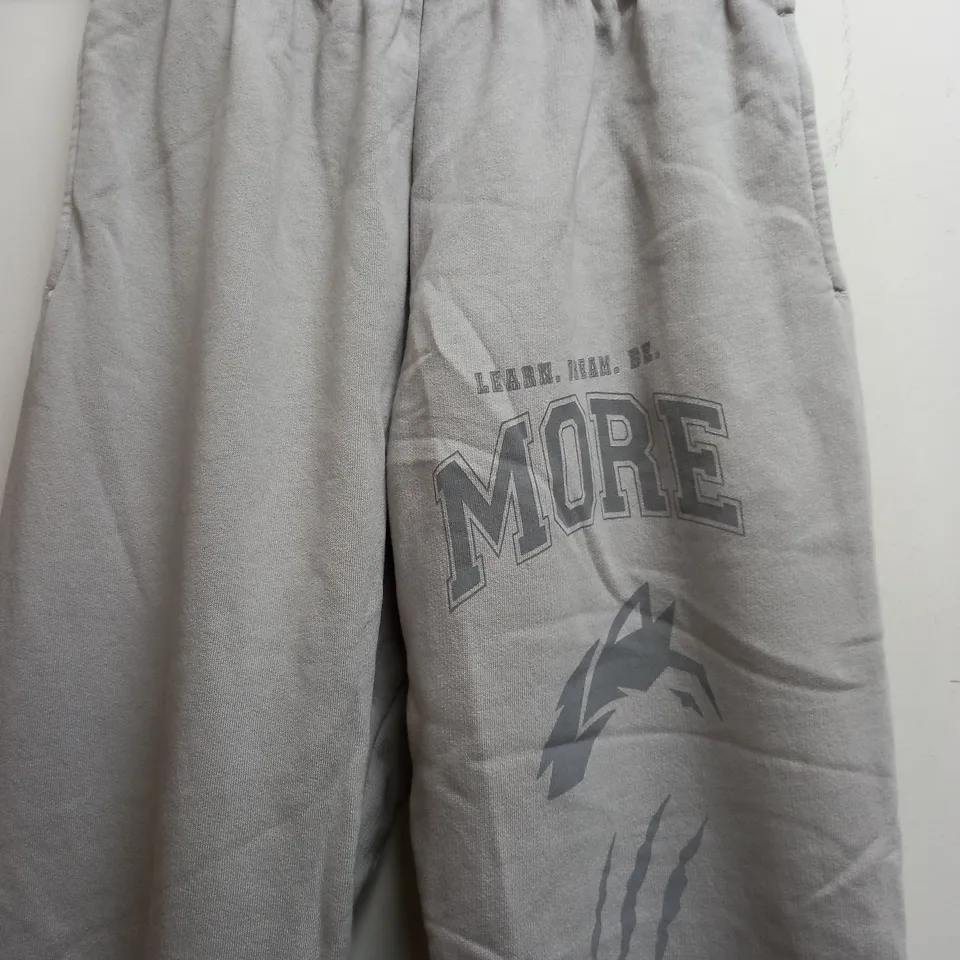 ALPHALETE UNISEX EARTH DYE GRAPHIC JOGGERS IN SILVER - MEDIUM