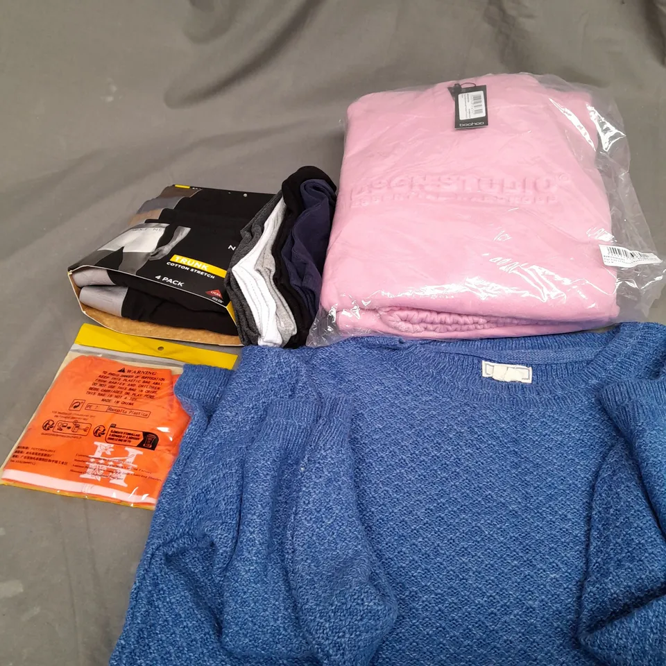 BOX OF APPROXIMATELY 25 ASSORTED CLOTHING ITEMS TO INCLUDE - SOCKS, UNDERPANTS , JUMPER ETC
