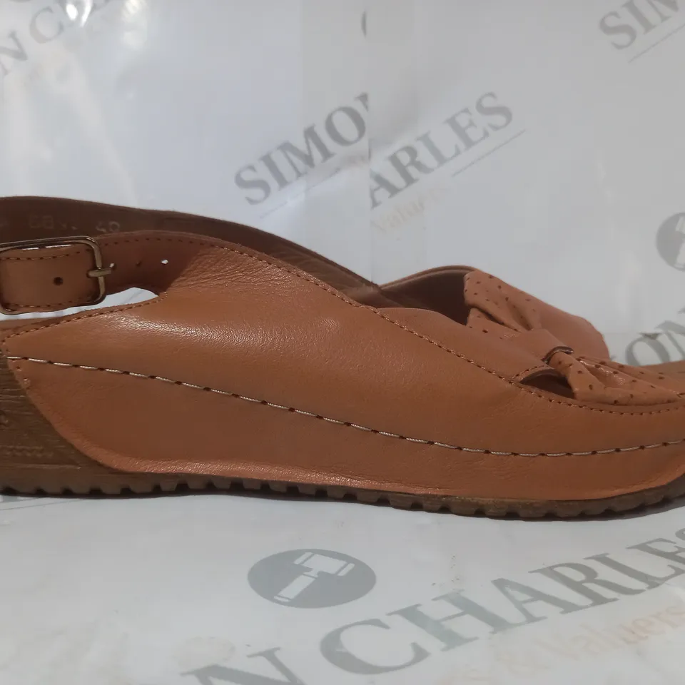BOXED PAIR OF ADESSO OPEN TOE SANDALS IN TAN SIZE 7