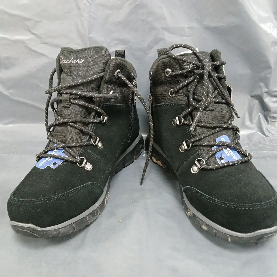 BOXED PAIR OF SKECHERS SYNERGY WATERPROOF BOOTS IN BLACK SIZE 5.5