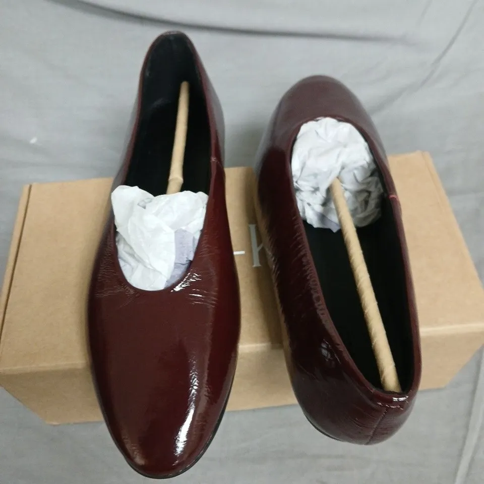 BOXED NA-KD AUBERGINE PATENT LEATHER BALLET FLATS – UK 6 (EU 39) 