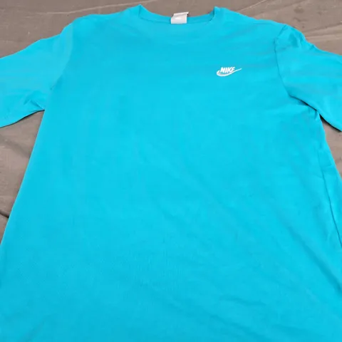 NIKE LOGO CASUAL TEE - SIZE M 