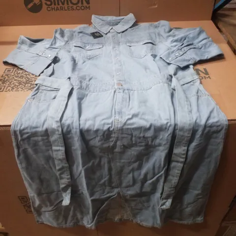 BOX CONTAINING APPROXIMATELY 8 BRAND NEW J D WILLIAMS LIGHT WASH SHIRT DRESSES - SIZE 22