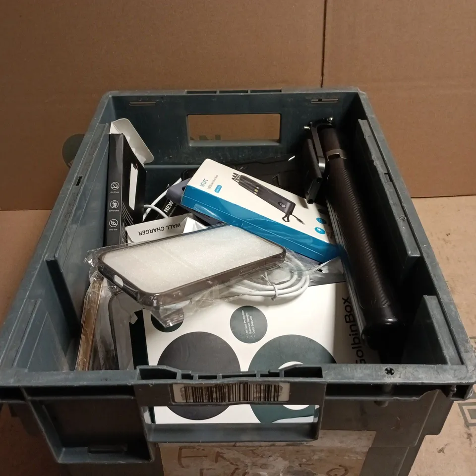 TOTE OF APPROXIMATELY 22 ASSORTED PHONE ACCESSORY ITEMS TO INCLUDE POWER BANK, CASES, POWER SUPPLY ETC