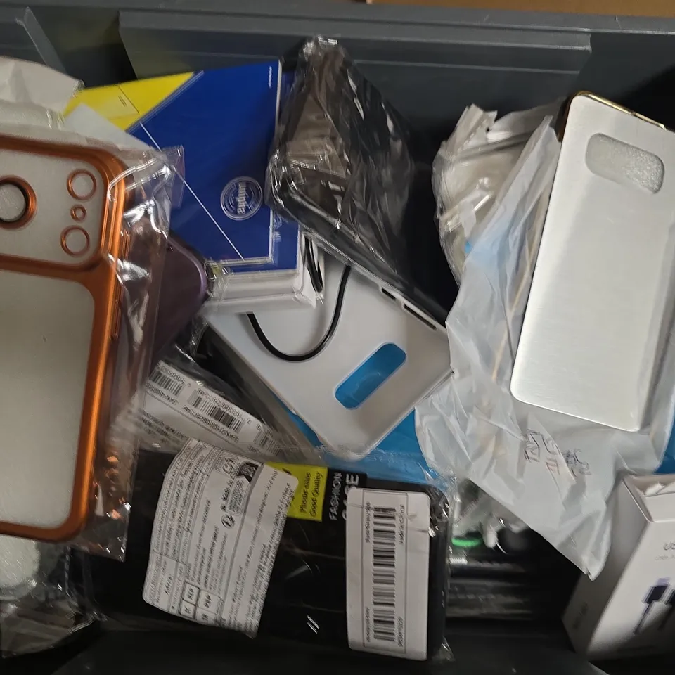 APPROXIMATELY 20 ASSORTED MOBILE PHONE ACCESSORIES TO INCLUDE POWER BANKS, CASES AND CHARGE CABLES