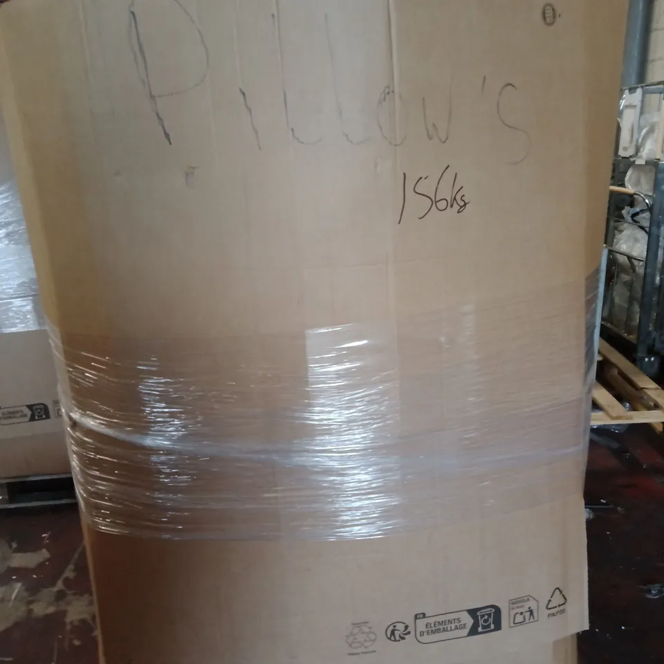 PALLET CONTAINING A LARGE QUANTITY OF PILLOWS