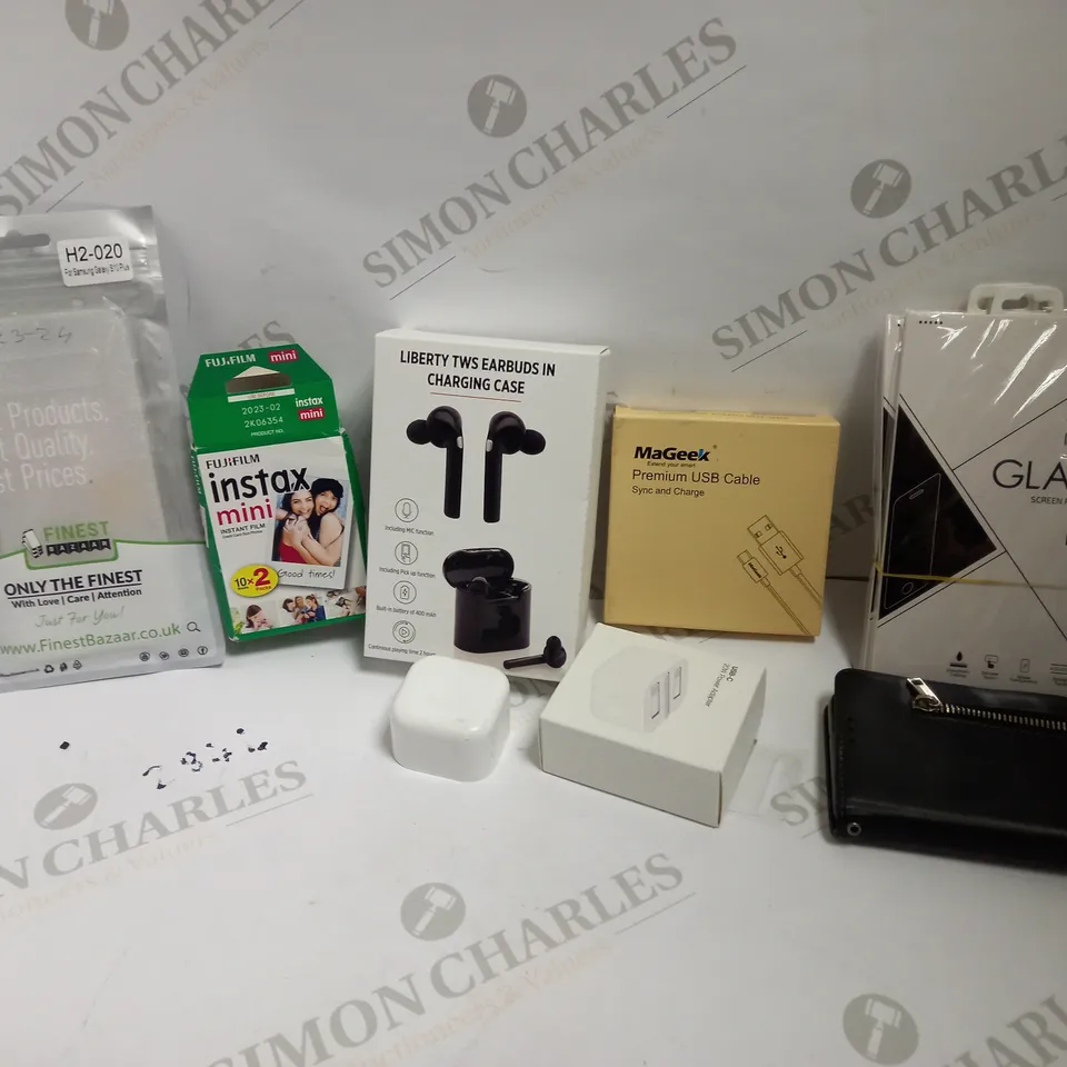 LOT OF APPROXIMATELY 20 ASSORTED PHONE ACCESSORIES AND OTHER ELECTRICALS TO INCLUDE LIBERTY TWS EARBUDS, GLASS SCREEN PROTECTORS, USB-C 20W POWER ADAPTERS, ETC
