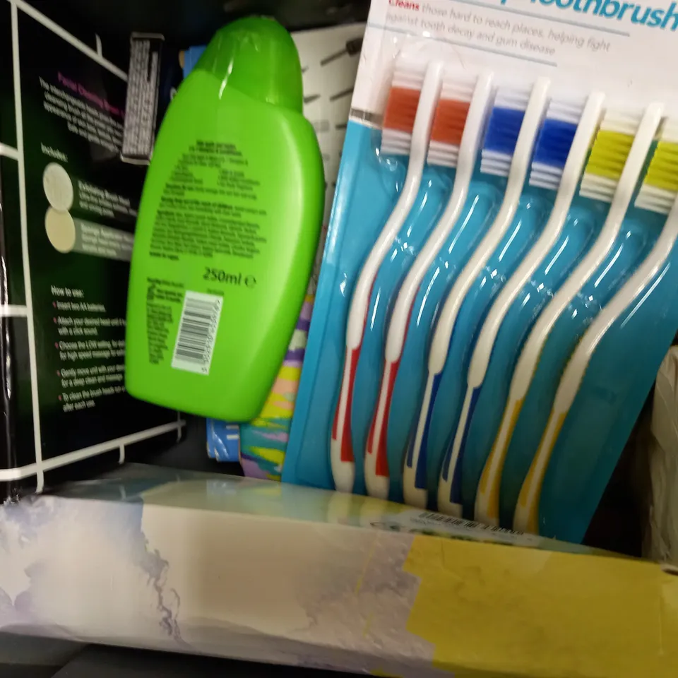 LOT OF APPROXIMATELY 15 ASSORTED HEALTH & BEAUTY ITEMS, TO INCLUDE RAZOR HEADS, SOAP SPONGE, TOOTHBRUSHES, ETC