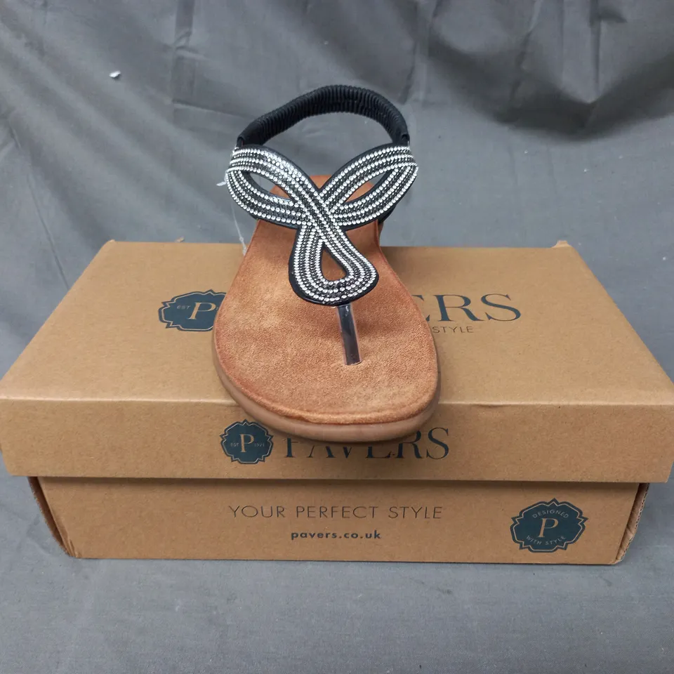BOXED PAIR OF PAVERS TOE-POST SANDALS IN BLACK W. JEWEL EFFECT SIZE 7