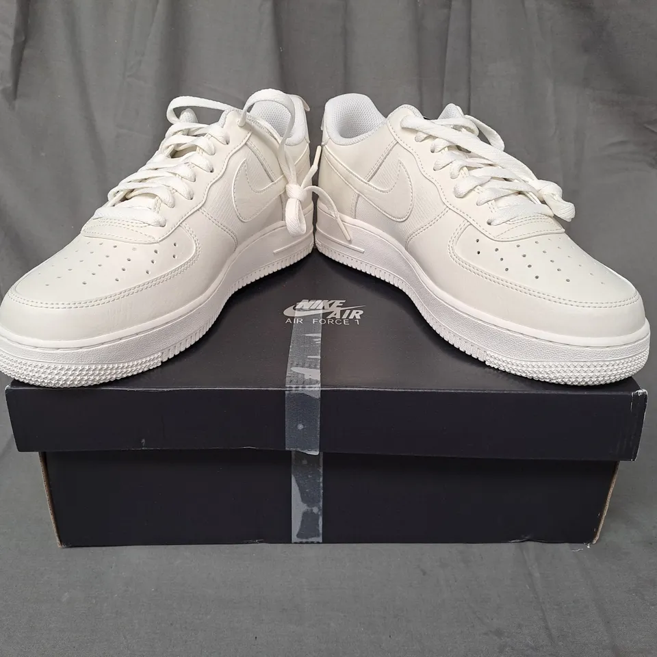 BOXED PAIR OF NIKE AIR FORCE 1 '07 SHOES IN SAIL UK SIZE 9