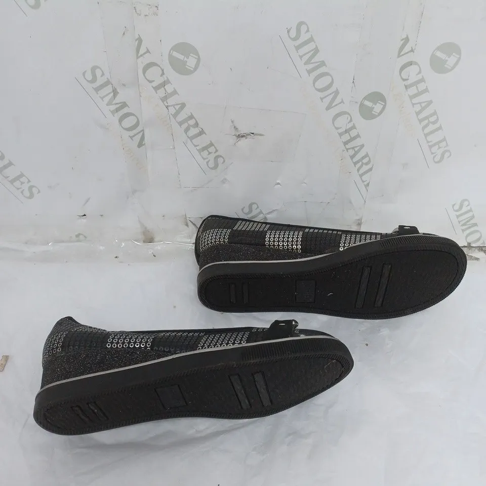 APPROXIMATELY 20 PAIRS OF BAGGED SMART FIT SLIP-ON RAISES PUMPS - BLACK IN VARIOUS SIZES 