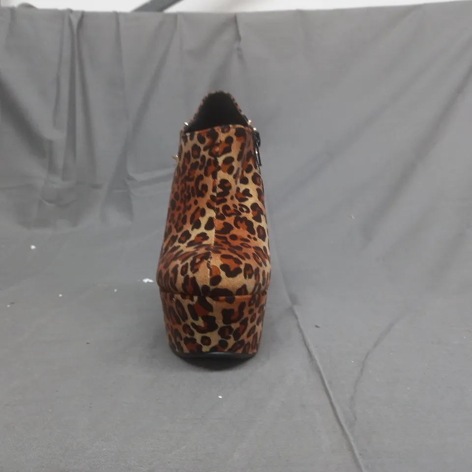 BOXED PAIR OF CASANDRA PLATFORM HIGH WEDGE SHOES IN LEOPARD PRINT W. STUD EFFECT SIZE 4