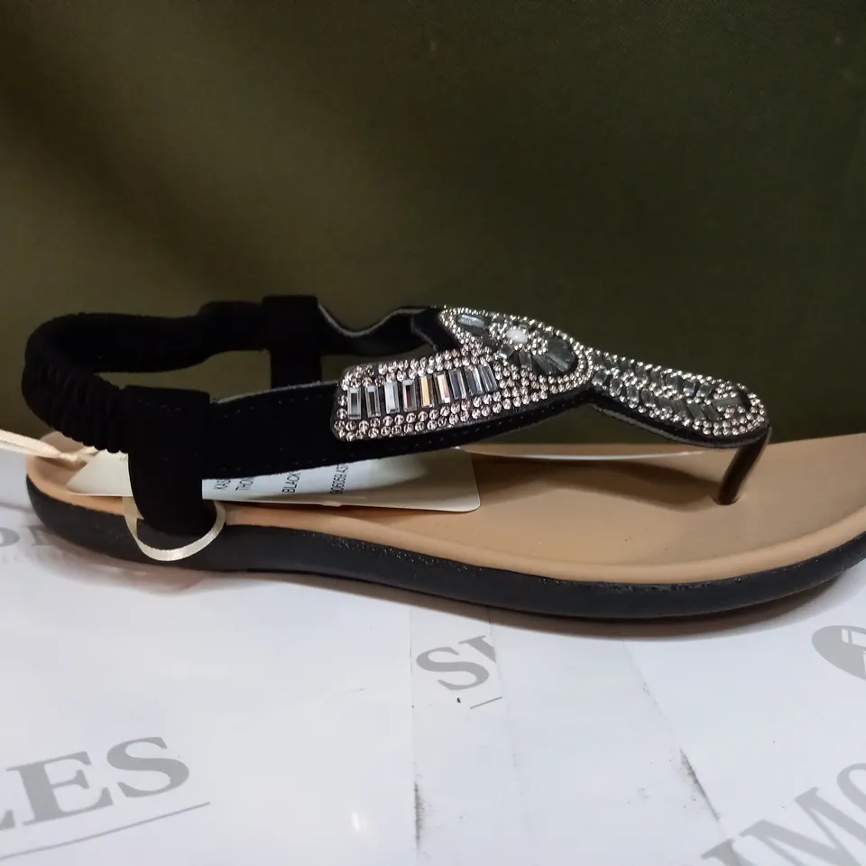 KASARA EMBELLISHED THONG SANDAL - SIZE 4 