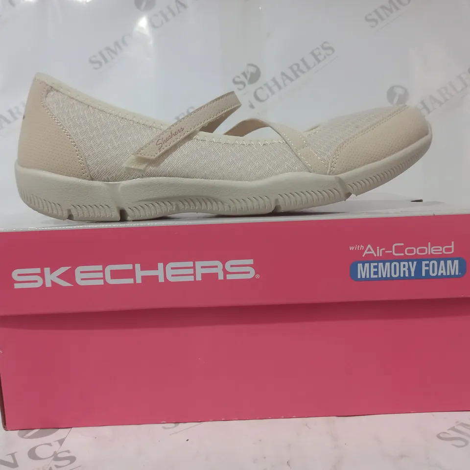 BOXED PAIR OF SKECHERS WOMEN'S SHOES IN BEIGE SIZE 7