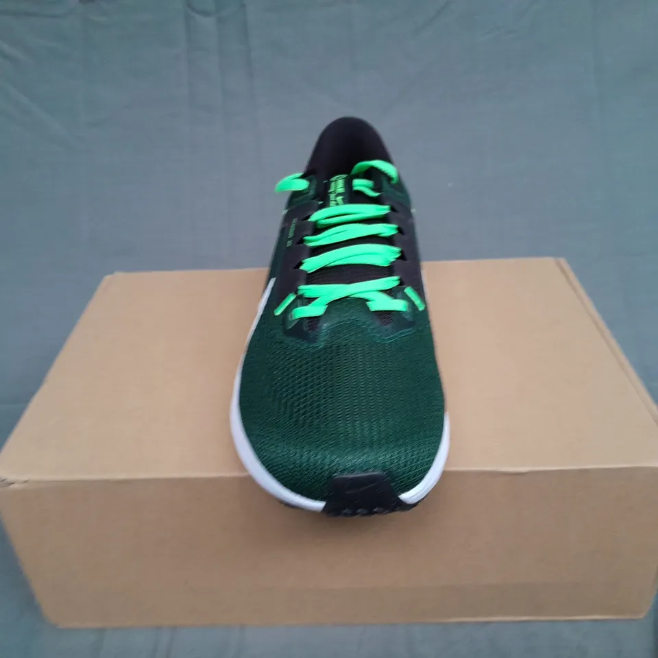 BOXED PAIR OF NIKE ZOOM PEGASUS 40 LFC SIZE UK 8 