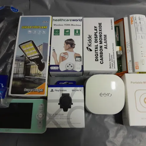 LOT OF 10 ASSORTED TECH ITEMS TO INCLUDE MINI PRINTER, STREET LAMP AND WIRELESS TENS MACHINE