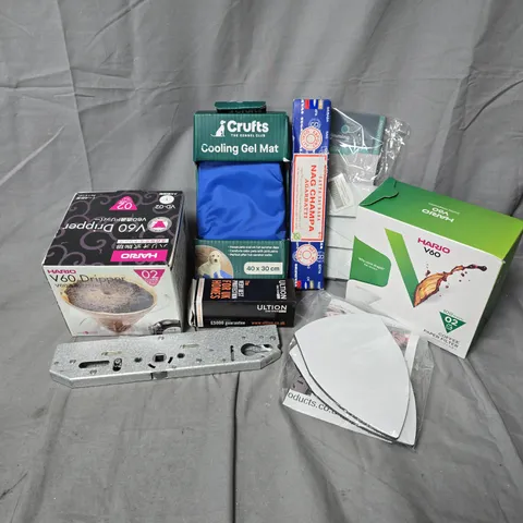 APPROXIMATELY 15 ASSORTED HOUSEHOLD ITEMS TO INCLUDE CRUFTS COOLING GEL MAT, COFFEE PAPER FILTER, V60 DRIPPER, ETC