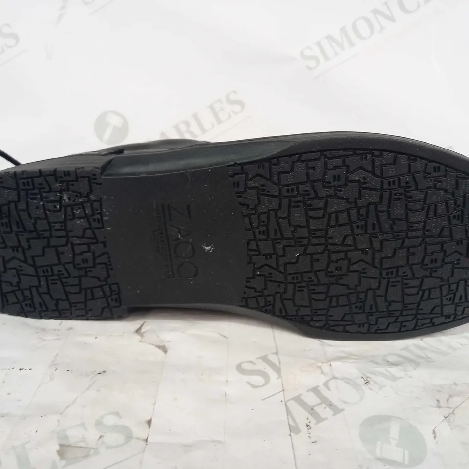BOXED PAIR OF ZAQQ BROGUE WATERPROOF BAREFOOT SHOES IN BLACK EU SIZE 42