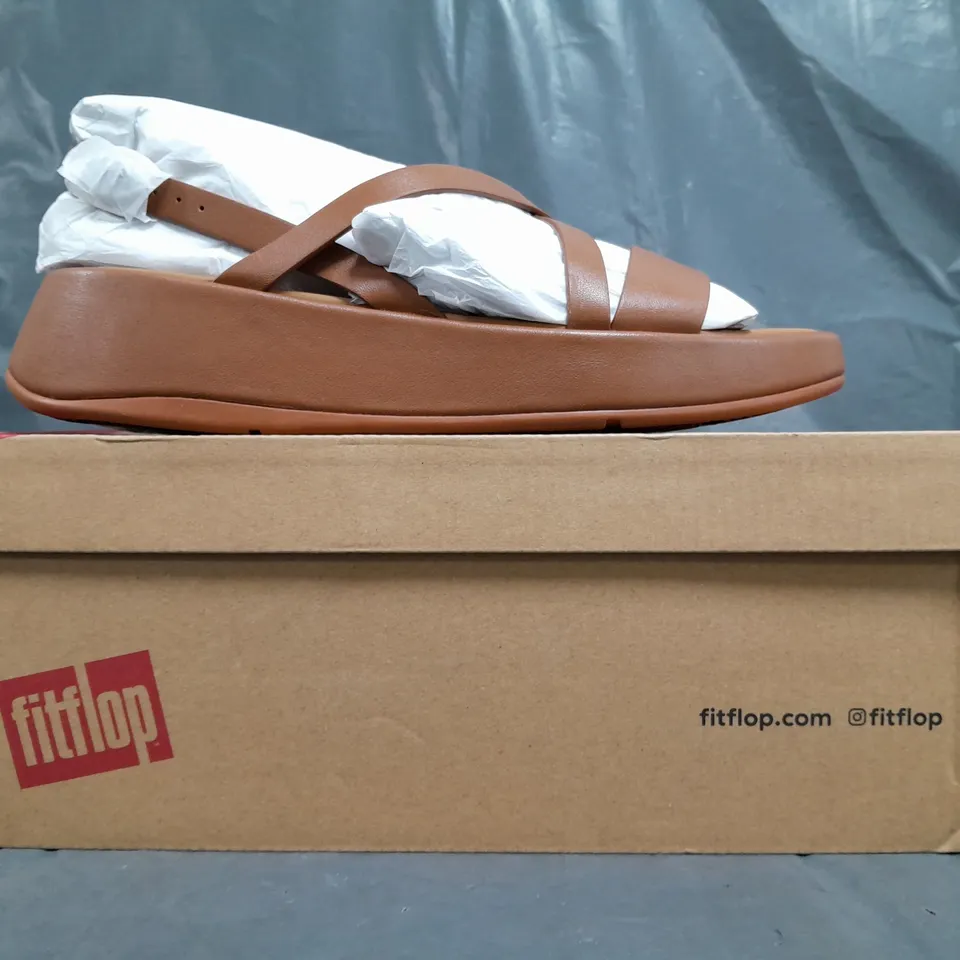 BOXED PAIR OF FITFLOP FLATFORM STRAPPY SANDALS IN BROWN SIZE UK 6