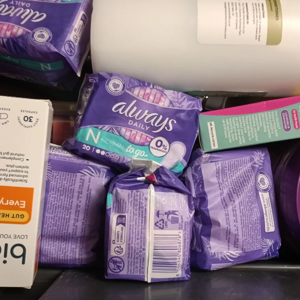 APPROXIMATELY 15 ASSORTED COSMETIC ITEMS INCLUDING VARIOUS MAKES AND BRANDS - COLLECTION ONLY