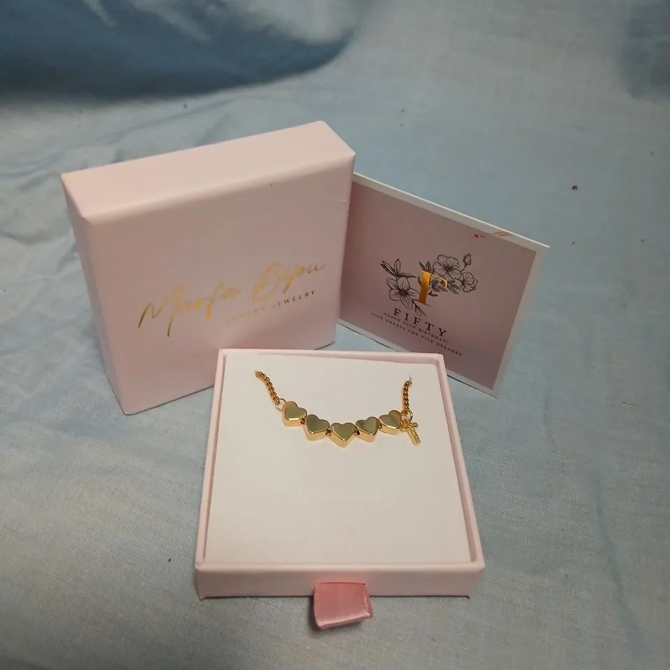 MARFA BIJOU GOLD-TONE HEART-LINK BRACELET WITH KEY CHARM – PRESENTATION BOX 