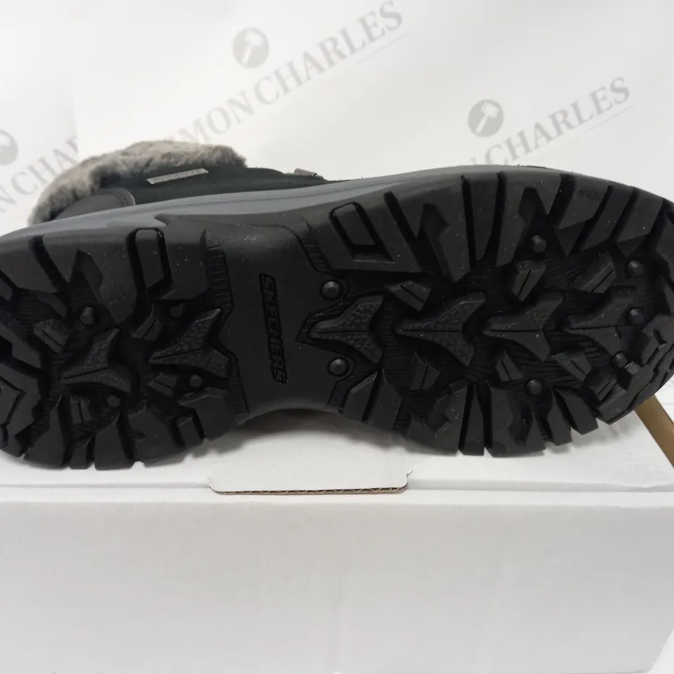 PAIR OF SKECHERS WATERPROOF FUR CUFFED HIKING BOOTS IN BLACK SIZE UNKNOWN