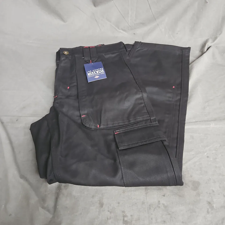 LEE COOPER MENS WORKWEAR CARGO TROUSER IN BLACK SIZE W42 L29