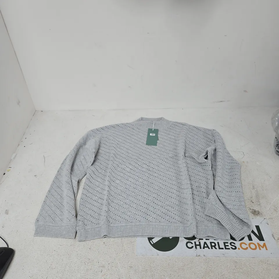 BOX OF APPROXIMATELY 30 ASSORTED CLOTHING ITEMS TO INCLUDE: LA MAREY GREY TEXTURED KNIT JUMPER