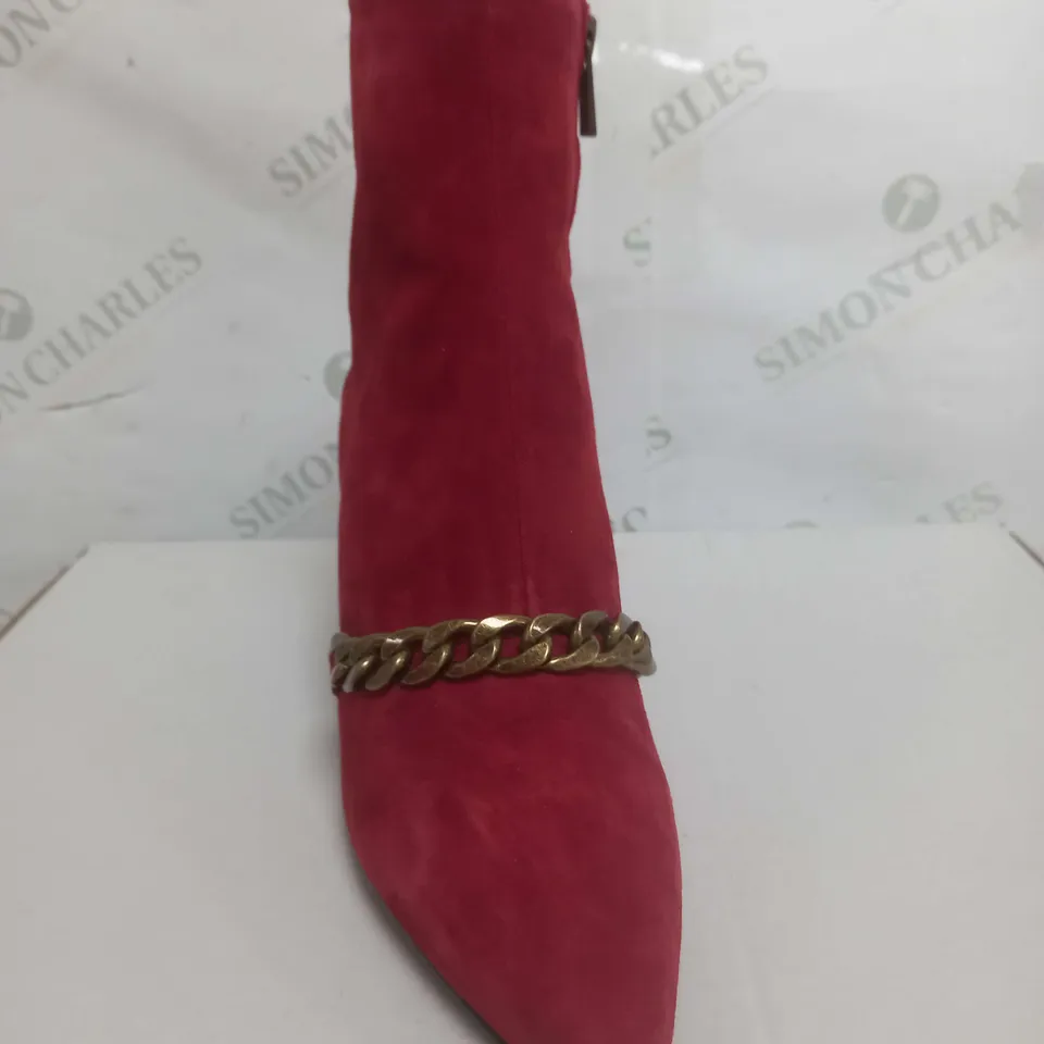 BEN DE LISI CHAIN LINK SUEDE ANKLE BOOT SIZE 6