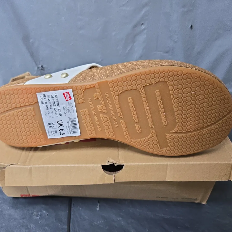 BOXED PAIR OF FITFLOP IQUSHION LEATHER TOE-POST SANDALS IN URBAN WHITE - UK 6.5