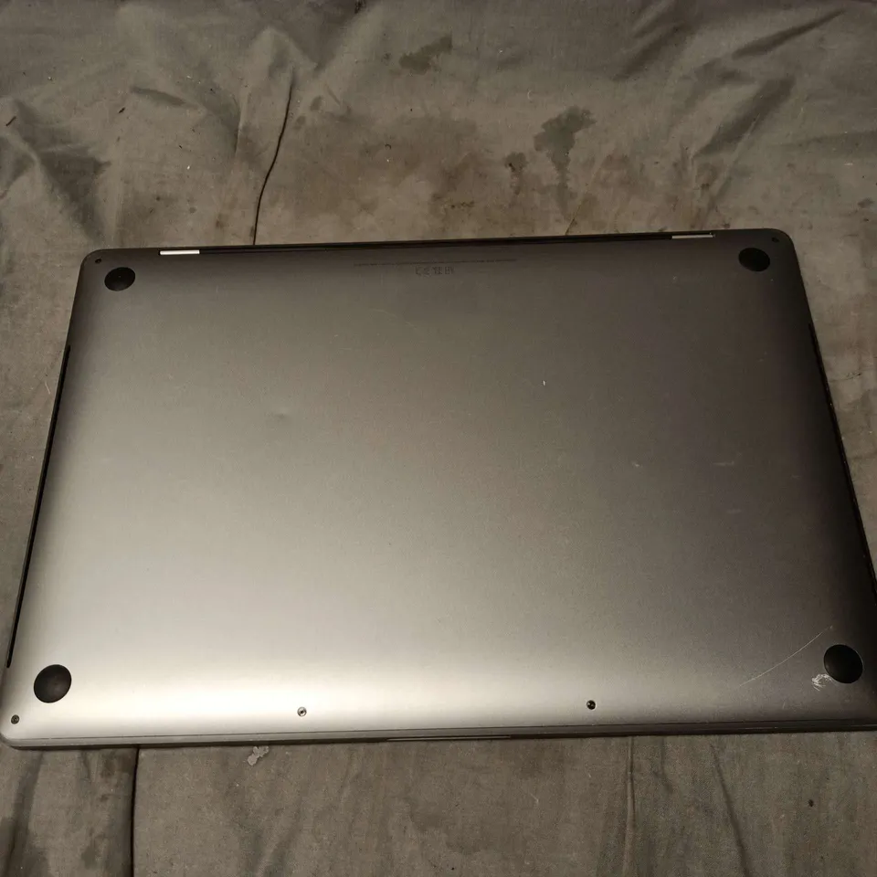 APPLE MACBOOK PRO SILVER