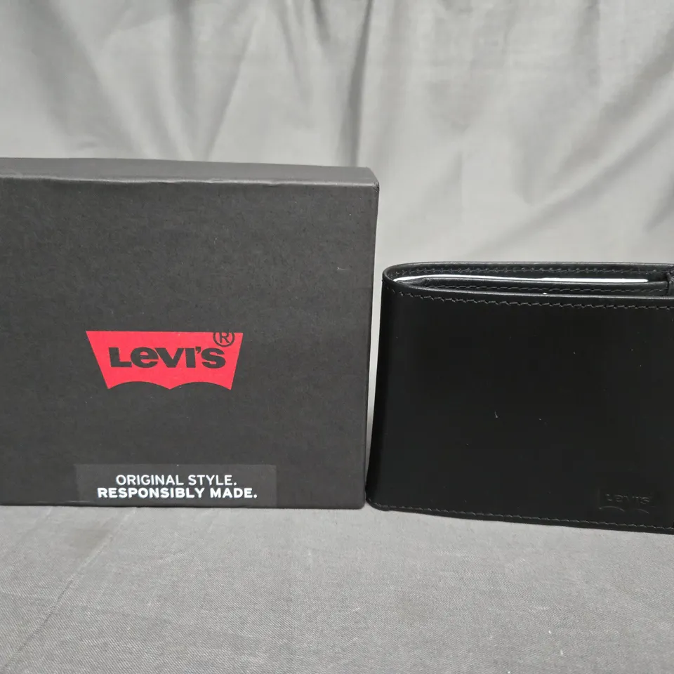 BOXED LEVIS LEATHER WALLET 