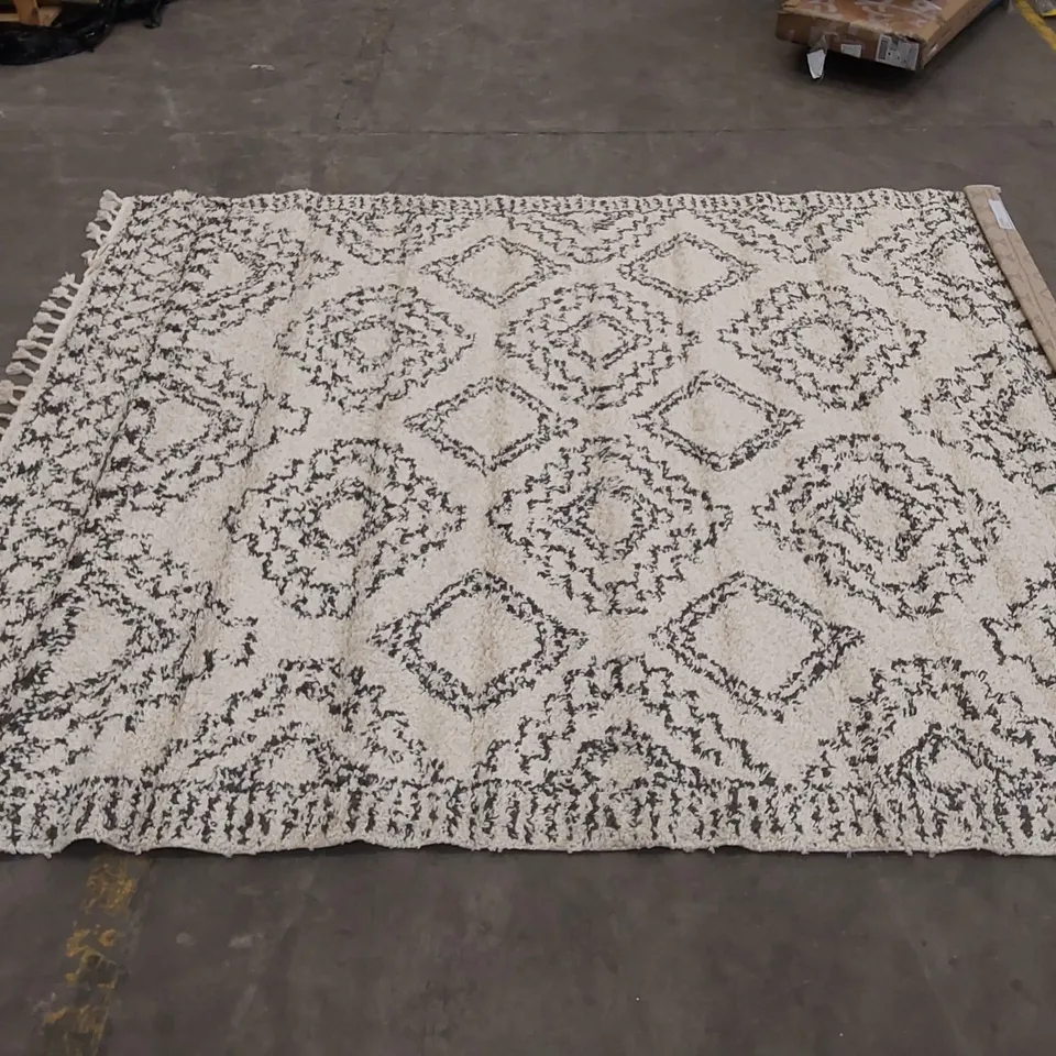 SOUTHWESTERN MACHINE WOVEN RUG - ANTHRACITE/CREAM // SIZE: 240 X 305cm