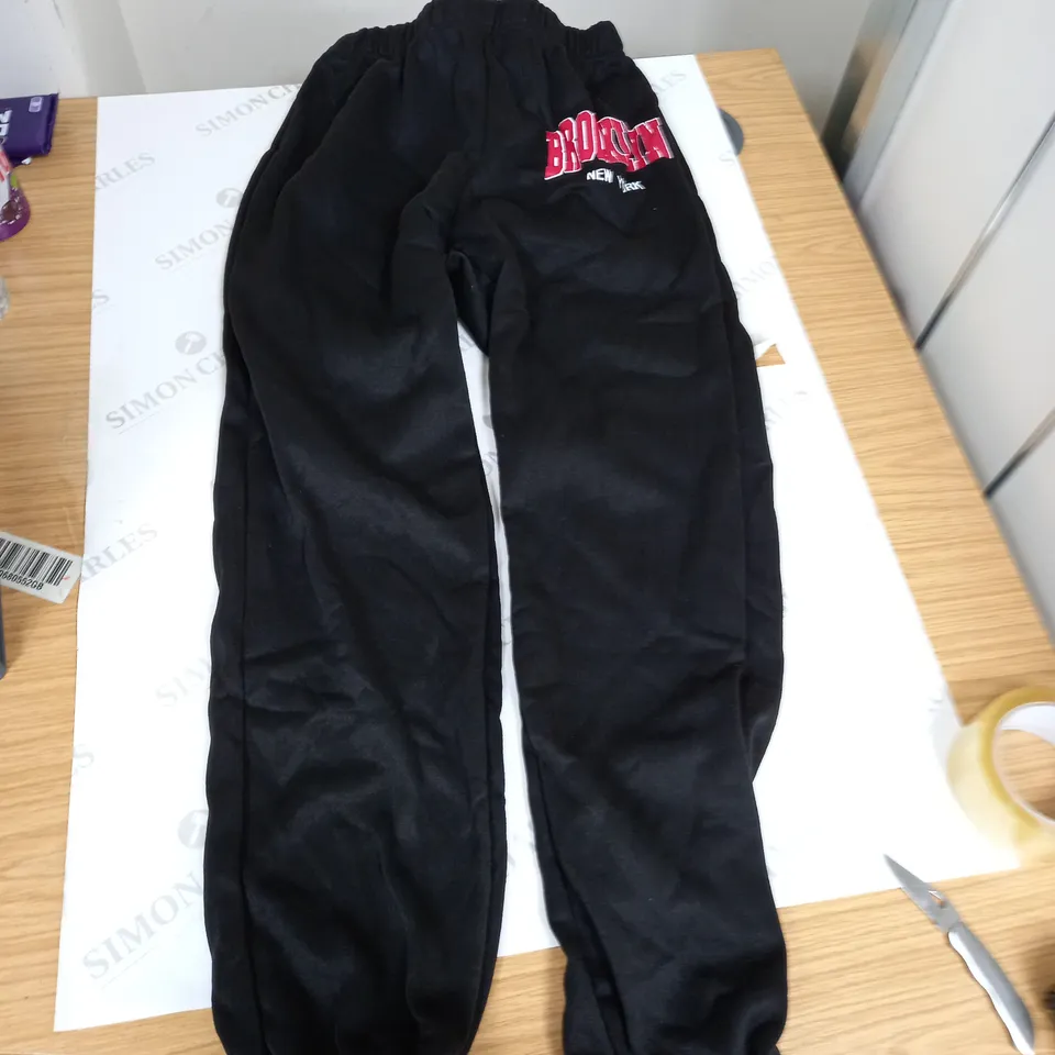 BOX OF ASSORTED CLOTHING ITEMS TO INCLUDE JACKETS, JUMPERS, TRACK PANTS ETC