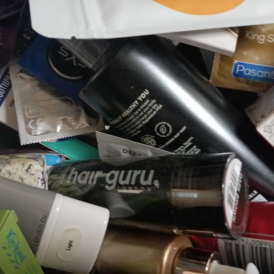APPROXIMATELY 15 ASSORTED COSMETIC ITEMS TO INCLUDE SALLY HANSEN, KIN KIND, ETC - COLLECTION ONLY