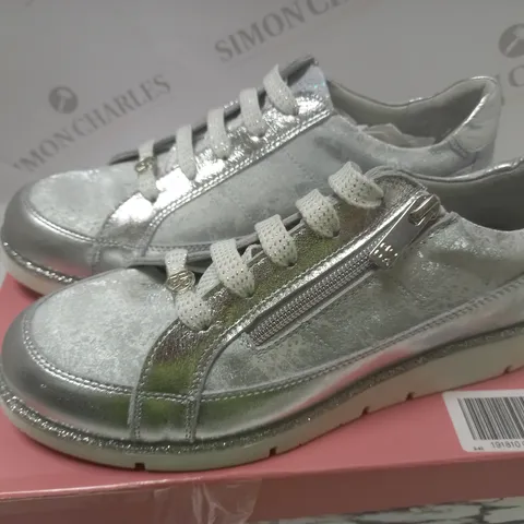 BOXED MODA SILVER LEATHER ZIP AND LACE SHOE - SIZE 9