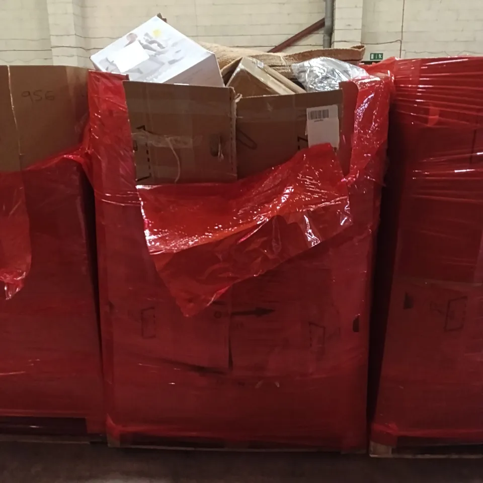PALLET OF ASSORTED ITEMS INCLUDING - POTTY LADDER, CAMPING CHAIR, RUG 