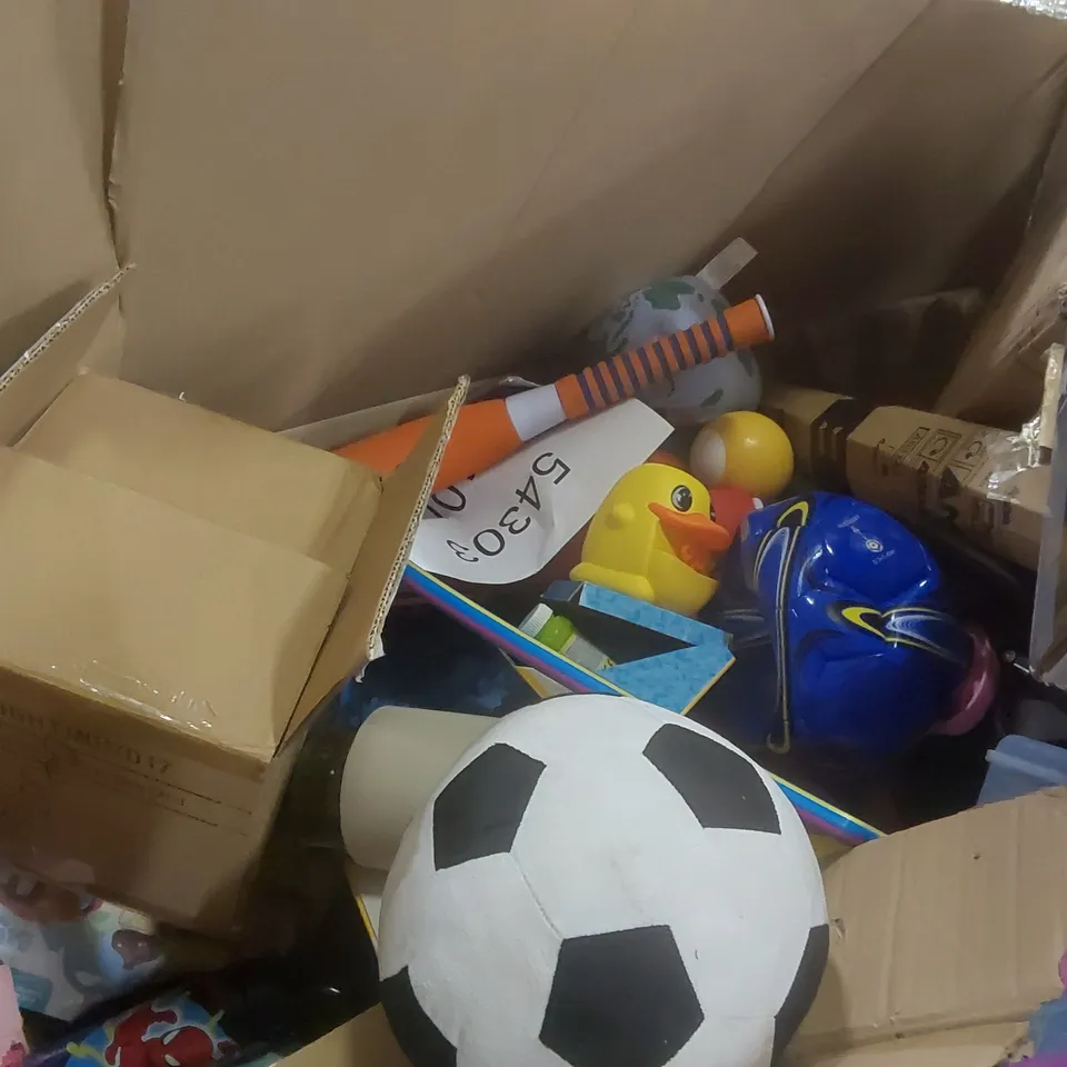 PALLET CONTAINING A VERY LARGE QUANTITY OF ASSORTED CONSUMER PRODUCTS INCLUDING: TABLE LAMP, KIDS TOYS, MUG, RAKE ECT