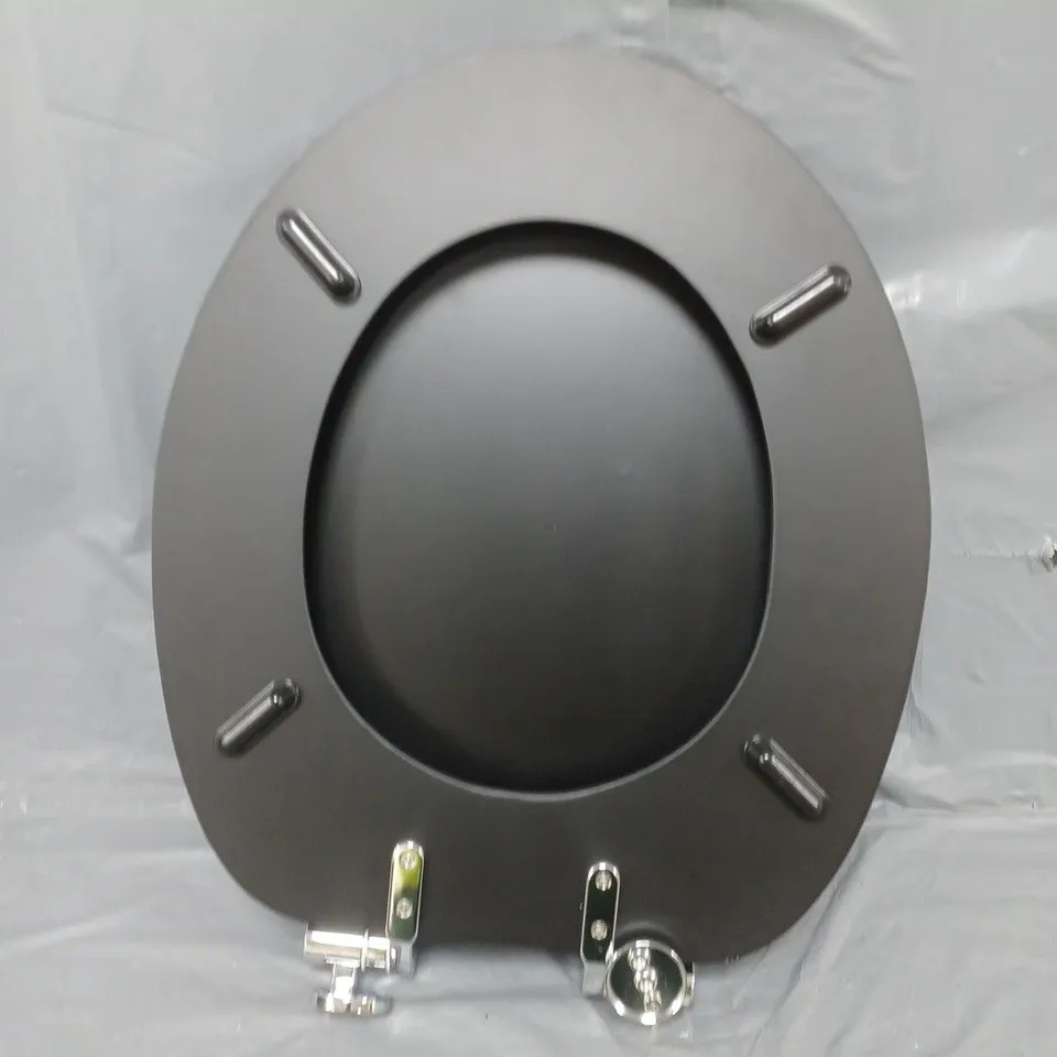 BOXED HOME SLOW CLOSE WOOD TOILET SEAT 