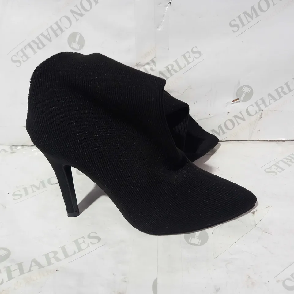 BOXED PAIR OF DESIGNER THIGH HIGH HEELS IN BLACK EU SIZE 36