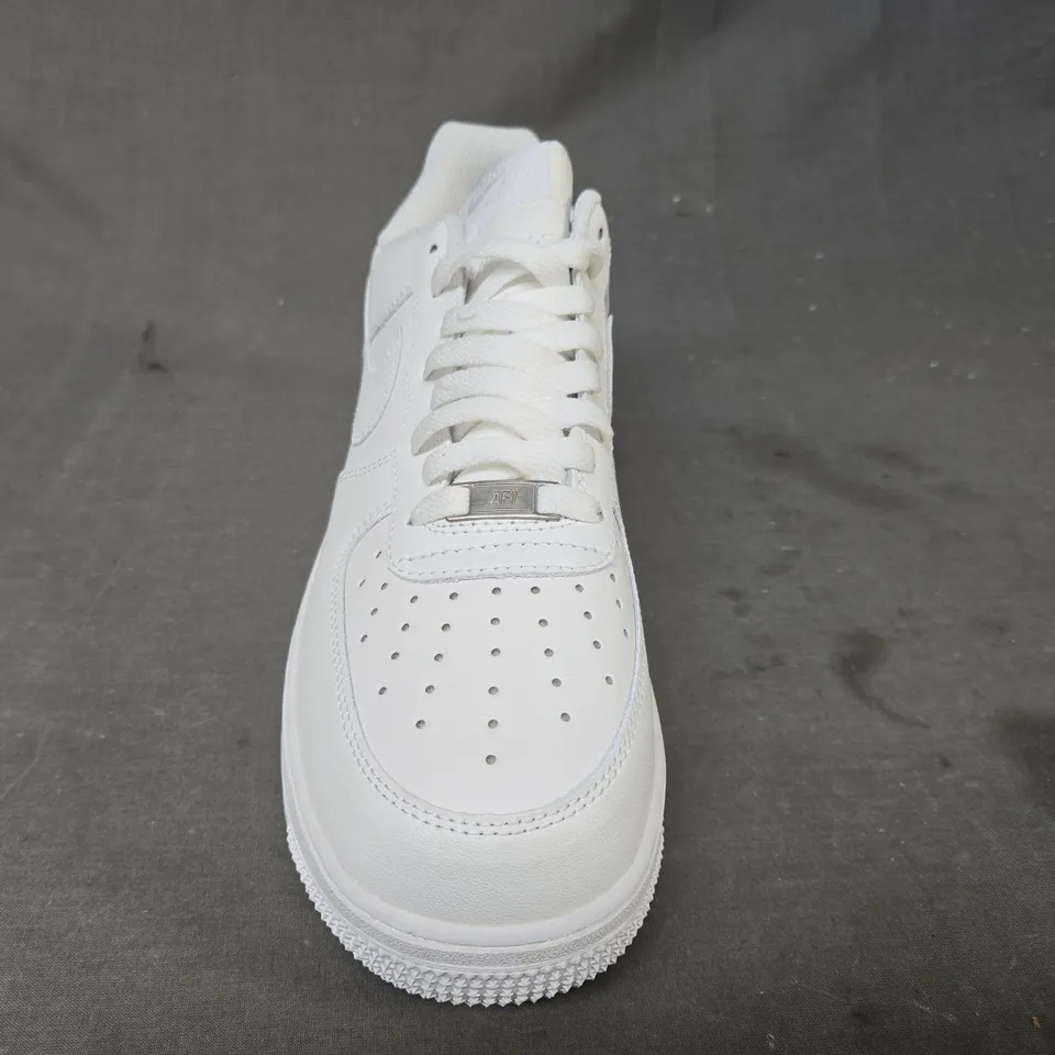 BOXED PAIR OF NIKE AIR FORCE 1 '07 SHOES IN WHITE UK SIZE 10