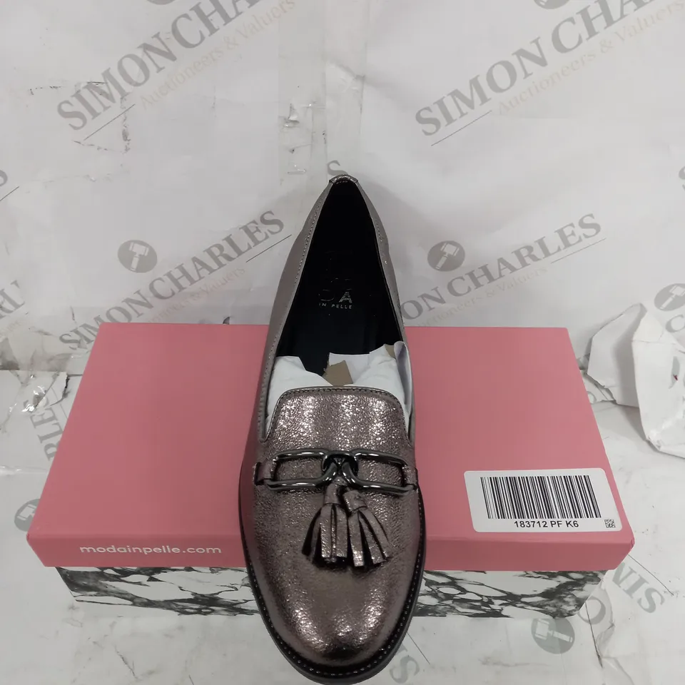 BOXED PAIR OF MODA IN PELLE FRIANI LOATHER SIZE 6 