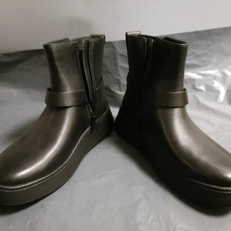 BOXED PAIR OF FITFLOP FLATFORM CHELSEA BOOTS IN BLACK UK SIZE 5