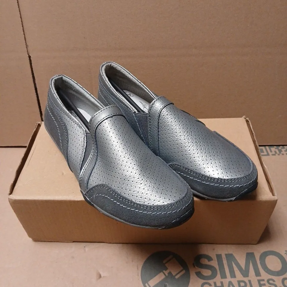 DOWN TO EARTH SLIP-ON LOAFERS, UK 5