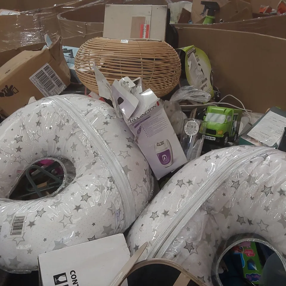 PALLET CONTAINING A VERY LARGE QUANTITY OF ASSORTED ITEMS INCLUDING: BABY CUSHIONS, PANS, GLASSES, LAMP SHADE ECT