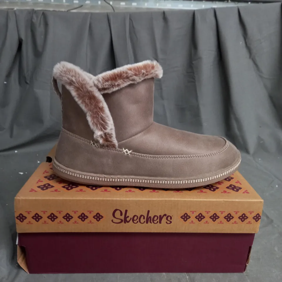 BOXED PAIR OF SKECHERS COZY SLIPPER BOOTS IN TAUPE SIZE 5.5
