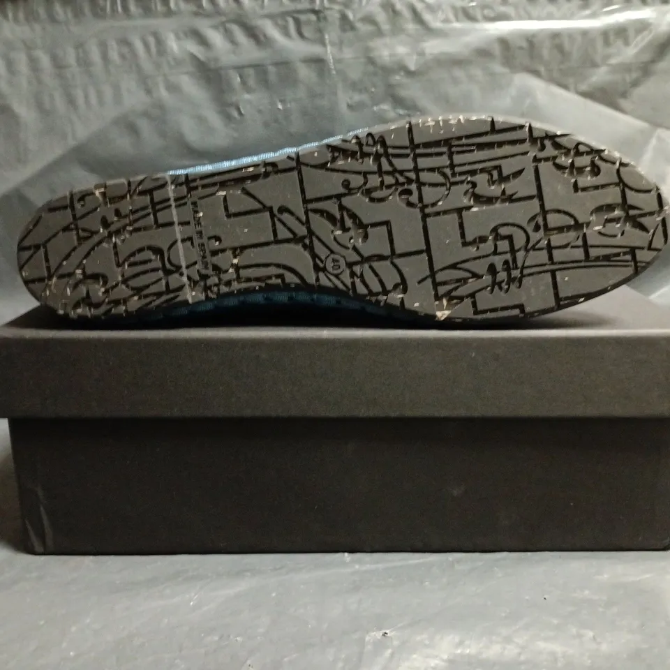 BOXED PAIR OF FLABELUS MONTAGUE SHOES IN NAVY/BLUE SIZE EU 40