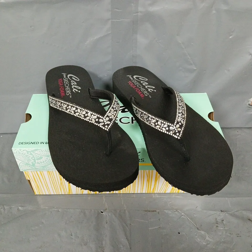 BOXED PAIR OF CALI SKECHERS FLIP FLOP - UK SIZE 7