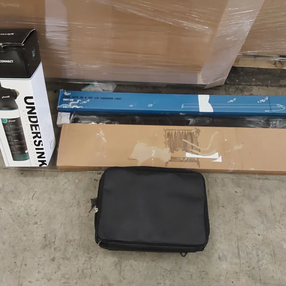 PALLET OF ASSORTED ITEMS INCLUDING: WATER FILTER SYSTEM, LED AQUARIUM LIGHT, VENETIAN BLINDS, LAPTOP BAG, CLOTHES RACK
